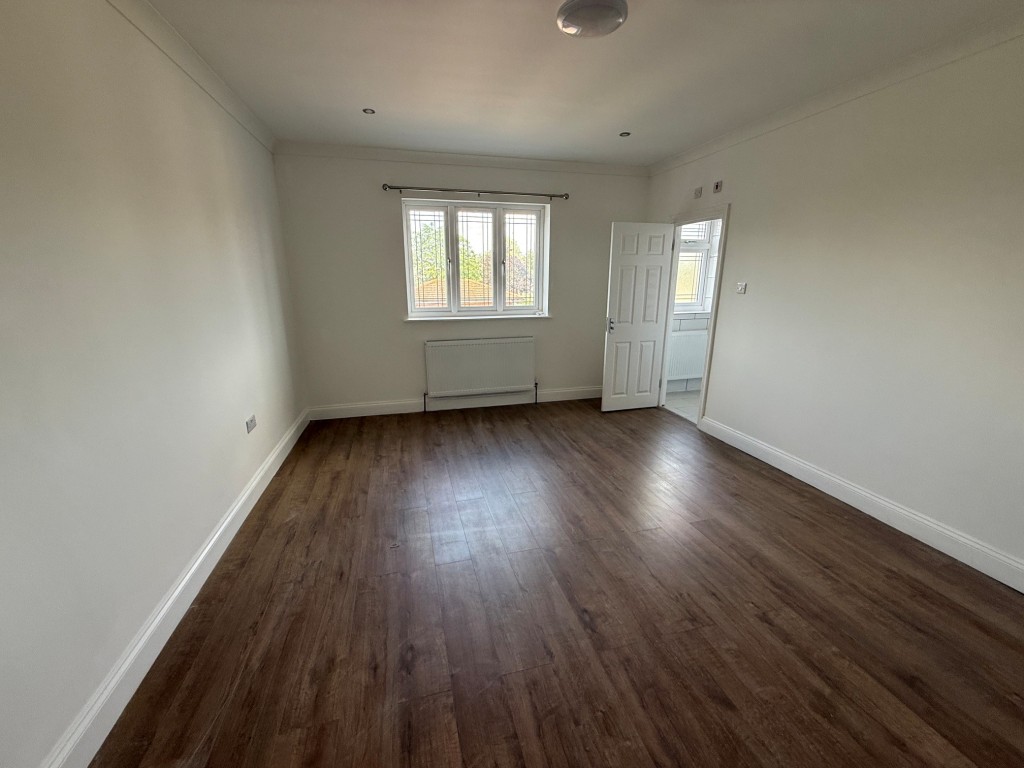 Lot: 166 - HOUSE WITH VERSATILE ACCOMMODATION - Bedroom with en suite